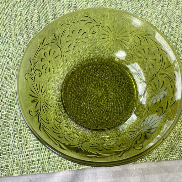 Other - Vintage FTD 1979 Green Glass Bowl with Daisies - 7.5"
This beautiful FTD 1979